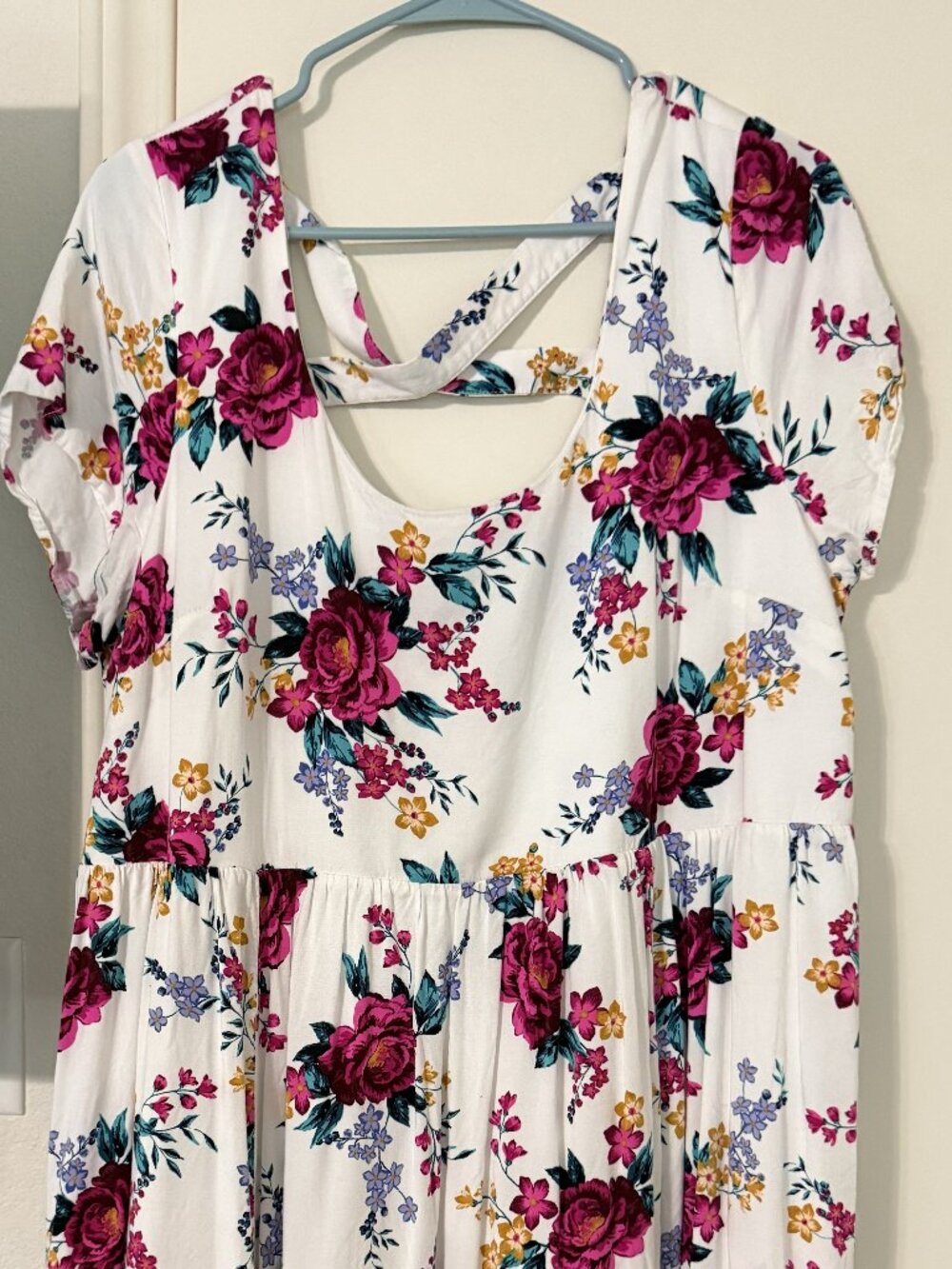 Torrid Min White Floral Dress Criss Cross Back Knee Length Torrid Size 2 (18-20)